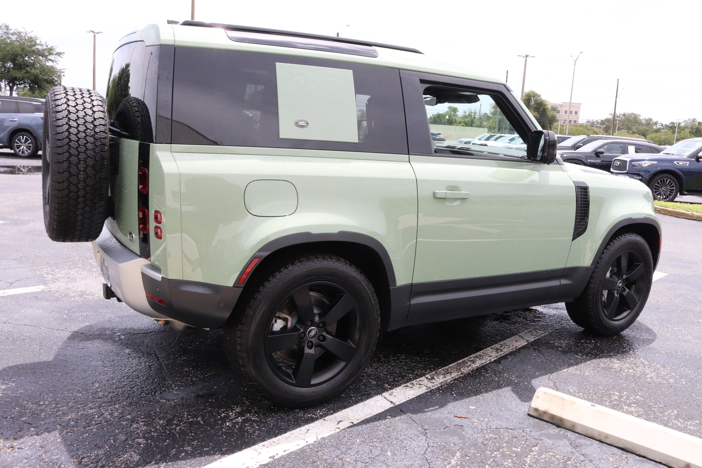 2023 Land Rover Defender photo 4