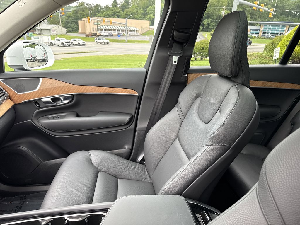 2025 Volvo XC90 Core photo 30