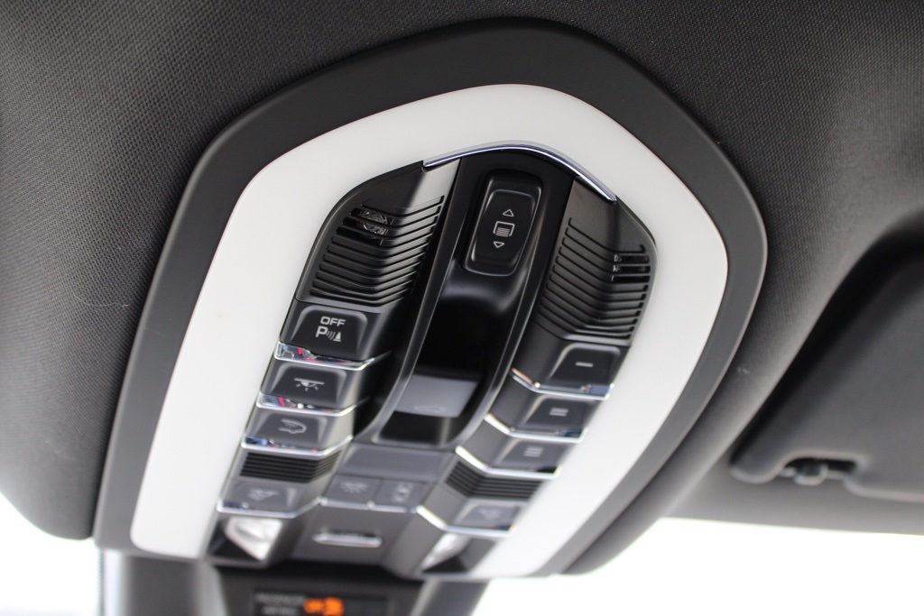 2024 Porsche Macan Base photo 32