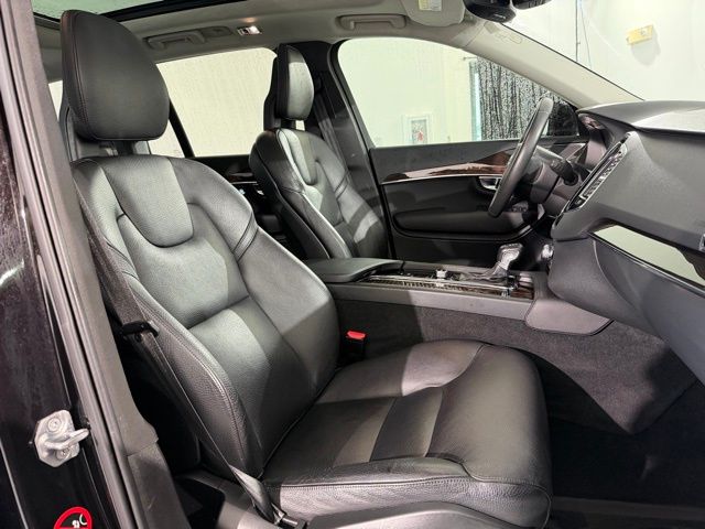 2016 Volvo XC90 T6 Momentum photo 29