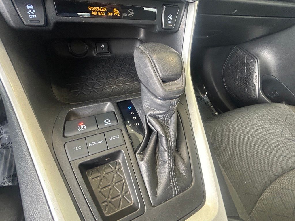 2021 Toyota RAV4 XLE photo 10