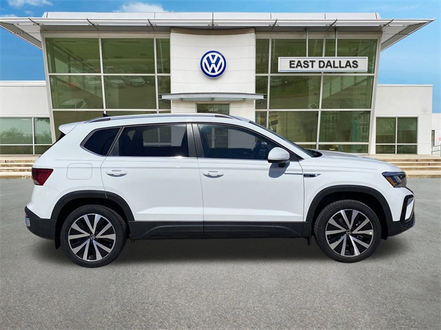 2024 Volkswagen Taos SE photo 2