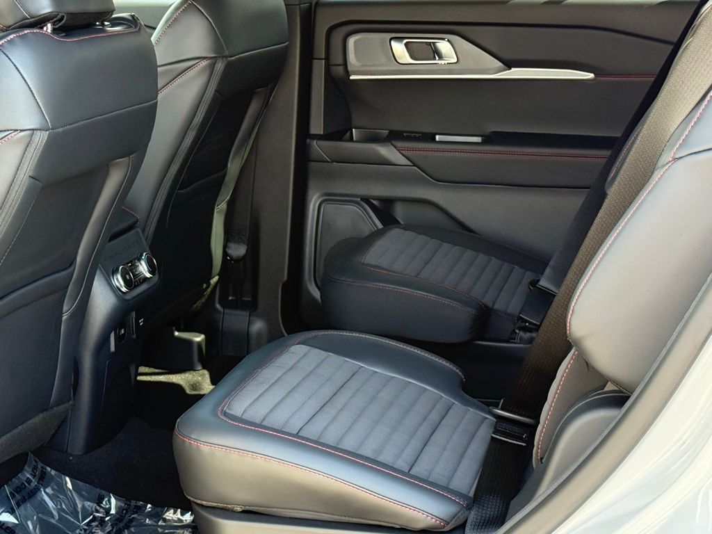 2025 Ford Explorer ST-Line photo 8