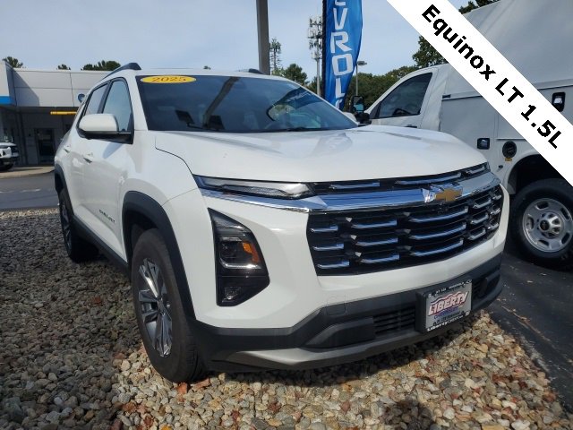 2025 Chevrolet Equinox LT photo 2
