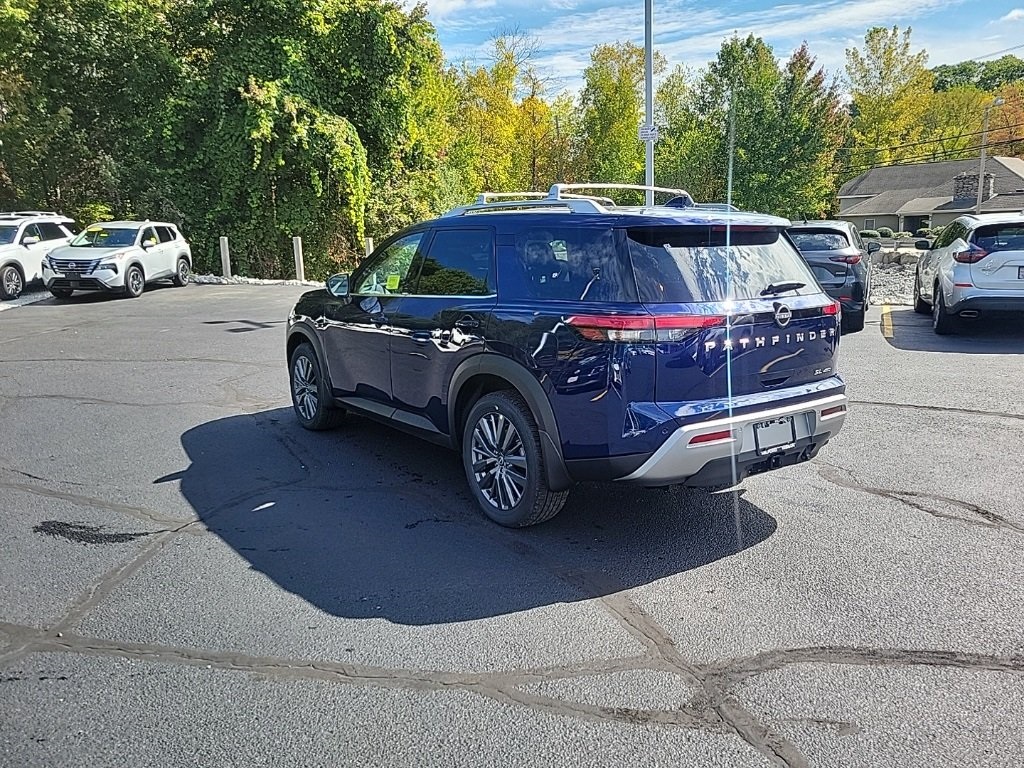 2025 Nissan Pathfinder SL photo 2