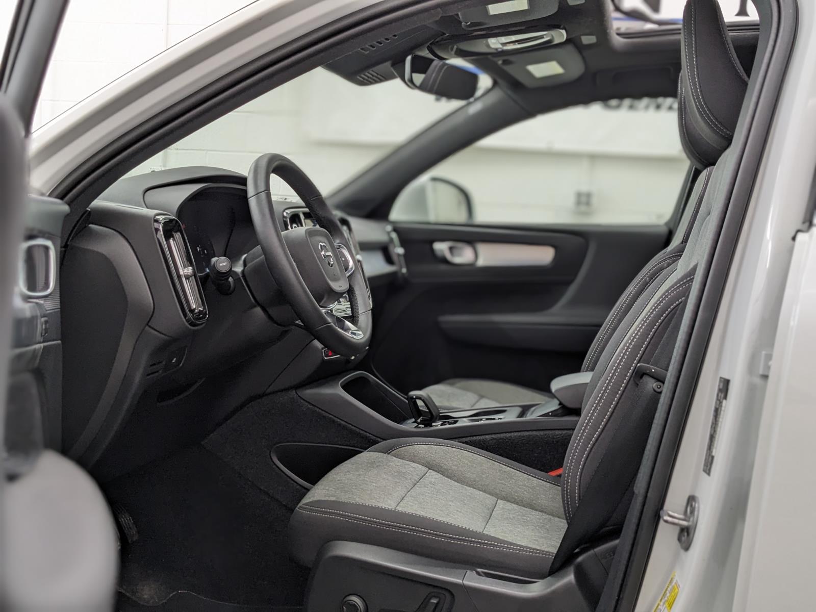 2024 Volvo XC40 Core photo 3