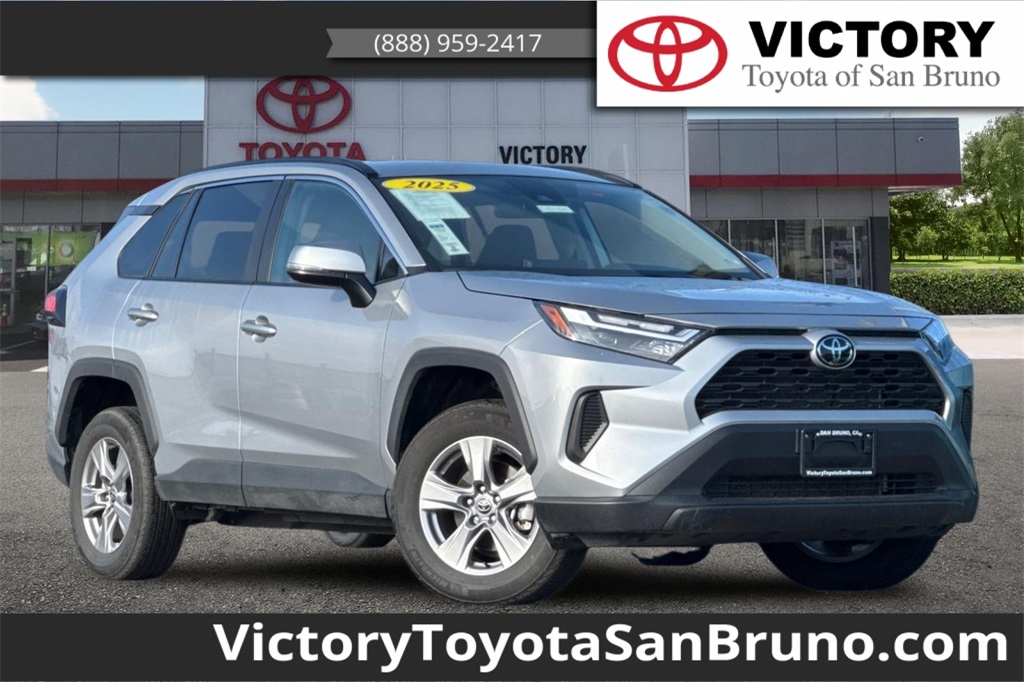 2025 Toyota RAV4 XLE's photo