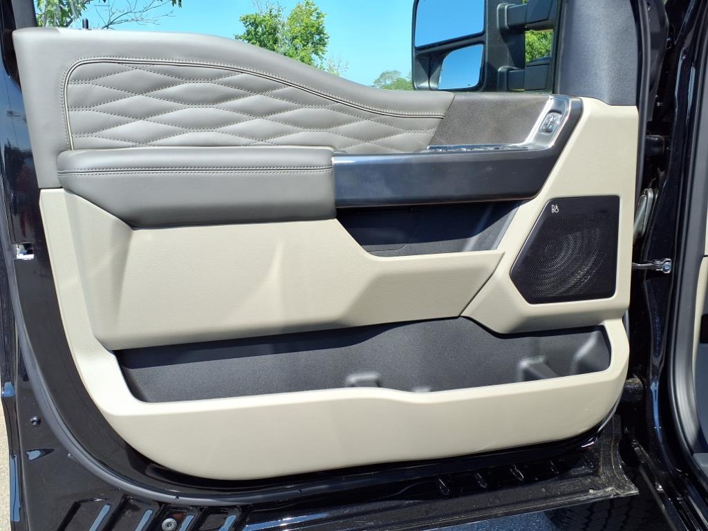 2025 Ford F-250 Platinum photo 4