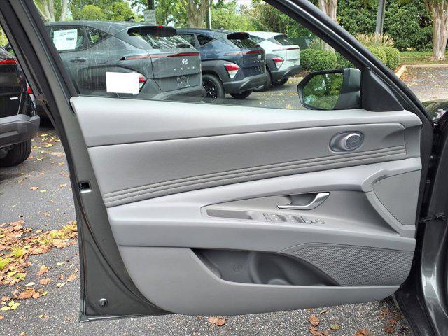 2025 Hyundai Elantra SEL Convenience photo 13