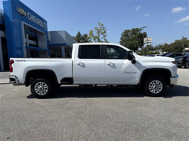 2022 Chevrolet Silverado LT photo 2