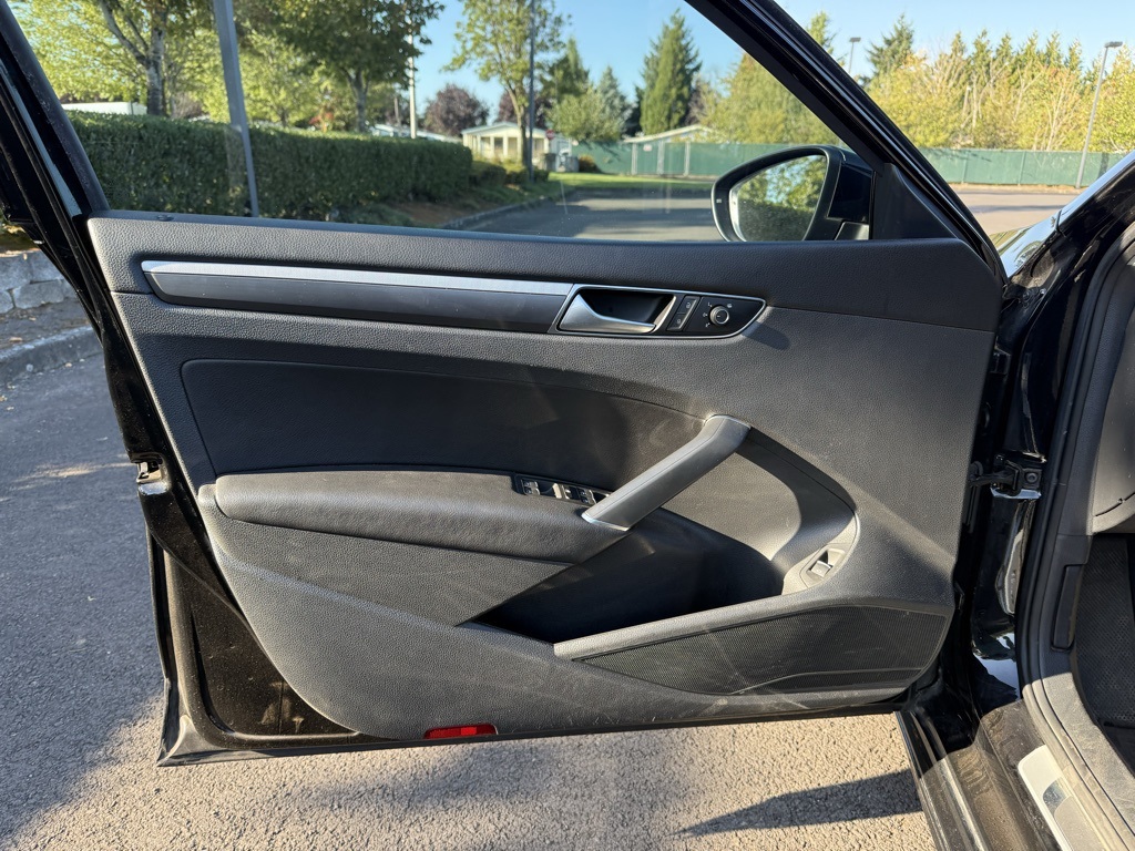 2016 Volkswagen Passat R-Line photo 16