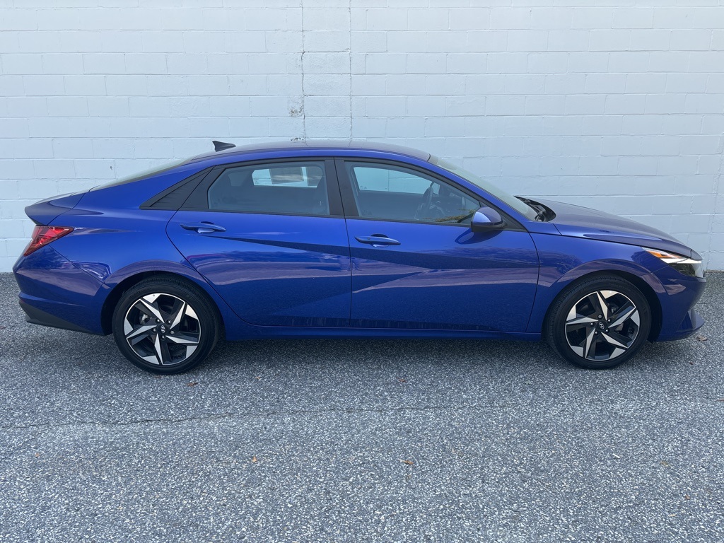 2023 Hyundai Elantra SEL photo 2