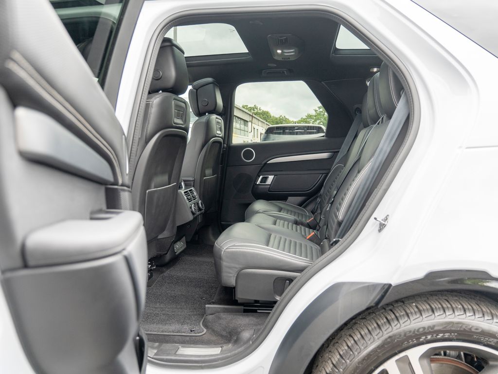 2023 Land Rover Discovery HSE R-Dynamic photo 28