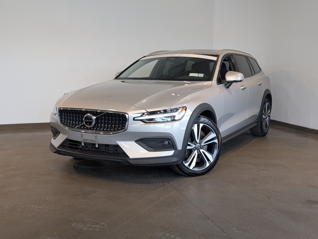 2025 Volvo V60 Cross Country Plus's photo