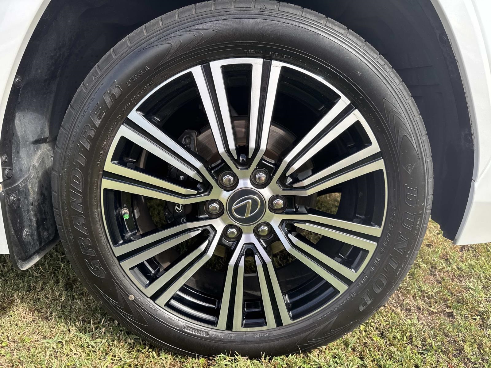 2023 Lexus LX 600 Luxury photo 4