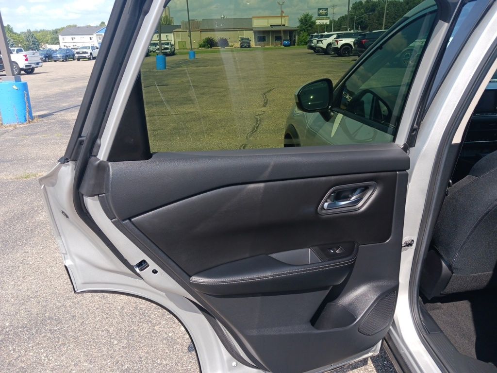 2024 Nissan Rogue SV photo 12