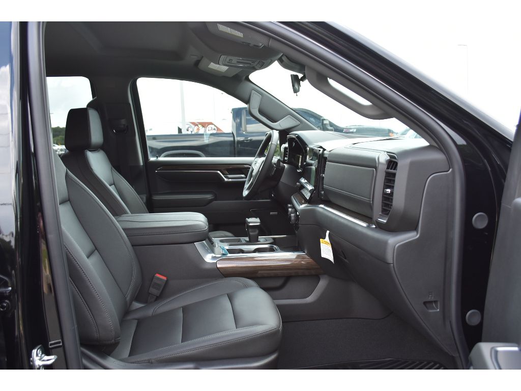 2025 Chevrolet Silverado 1500 RST photo 13