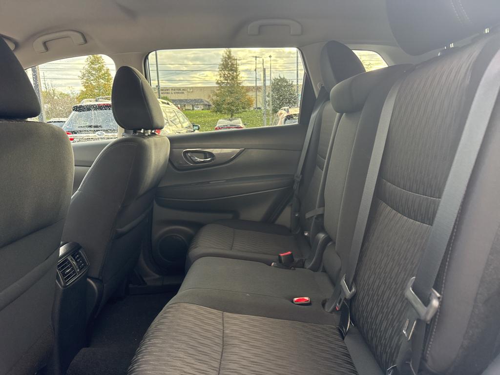 2019 Nissan Rogue SV photo 6
