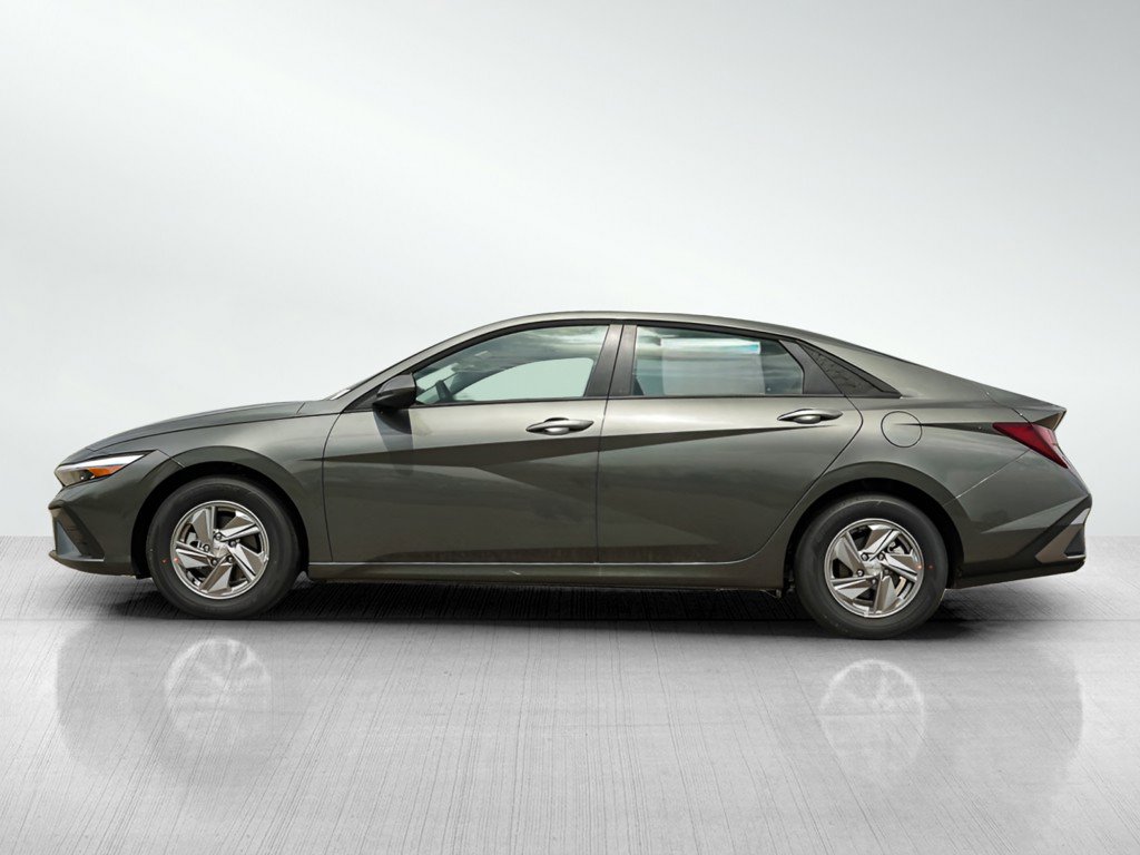2025 Hyundai Elantra SE photo 3