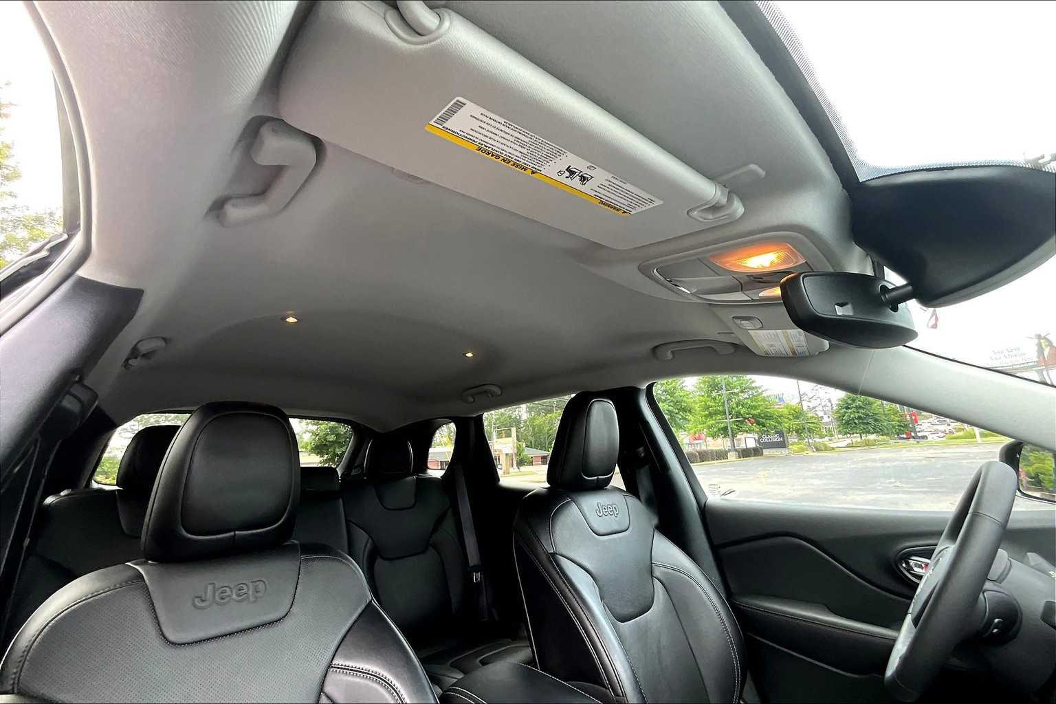 2023 Jeep Cherokee Altitude Lux photo 9