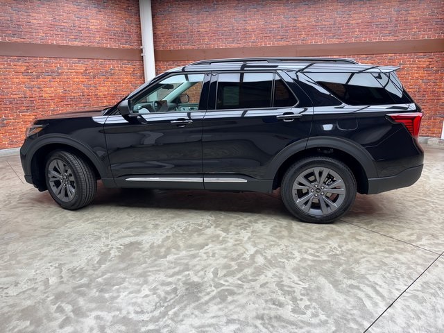 2025 Ford Explorer photo 2
