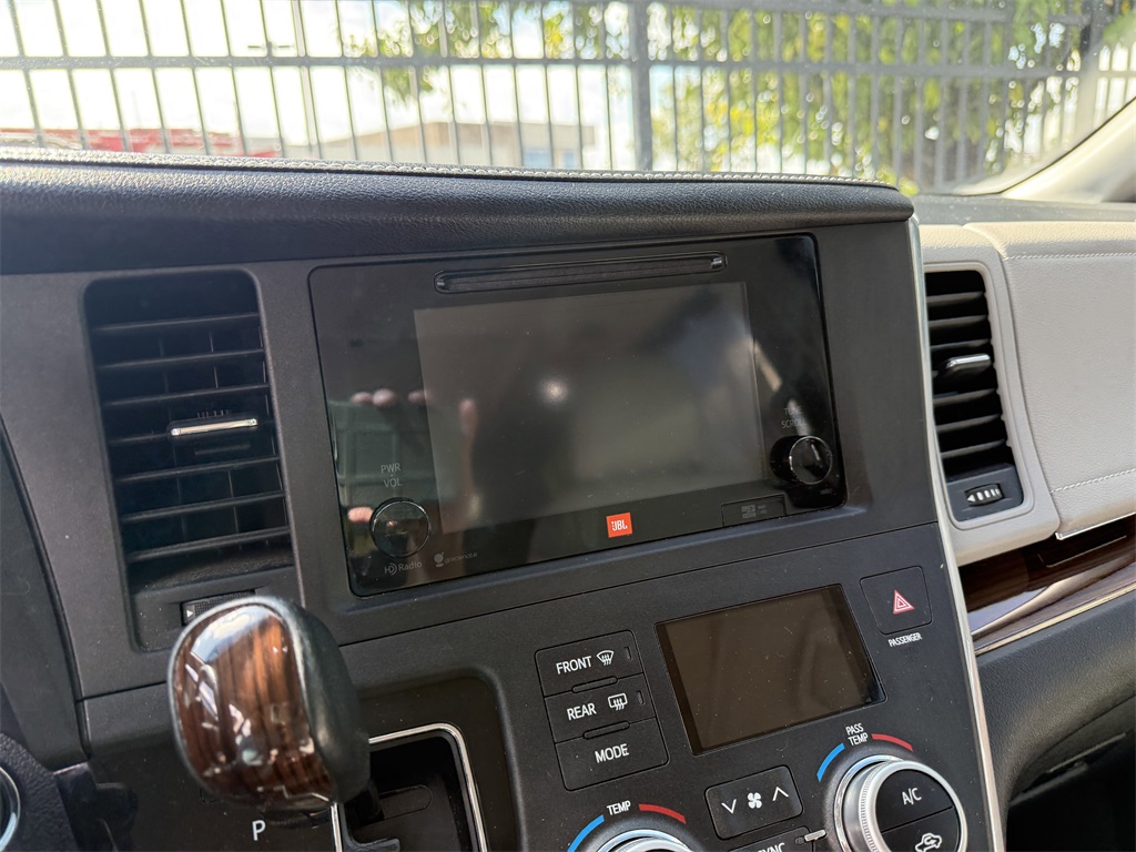 2015 Toyota Sienna Limited photo 4