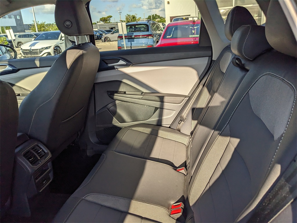 2024 Volkswagen Taos SE photo 18