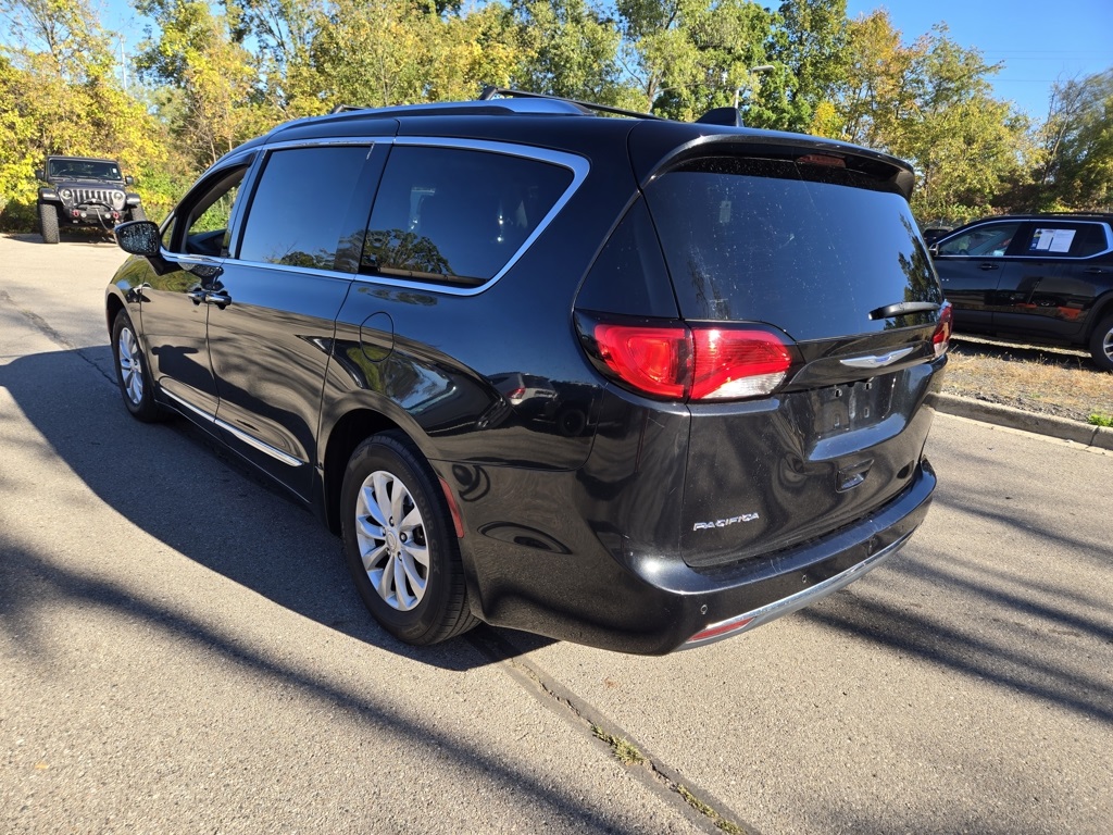 2018 Chrysler Pacifica Touring L photo 3