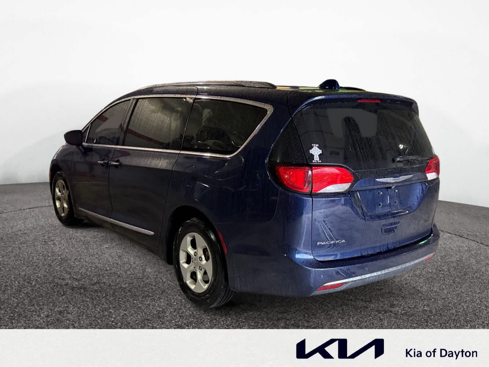 2017 Chrysler Pacifica Plus photo 3