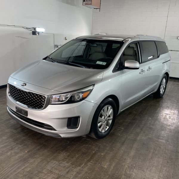 2015 Kia Sedona LX's photo