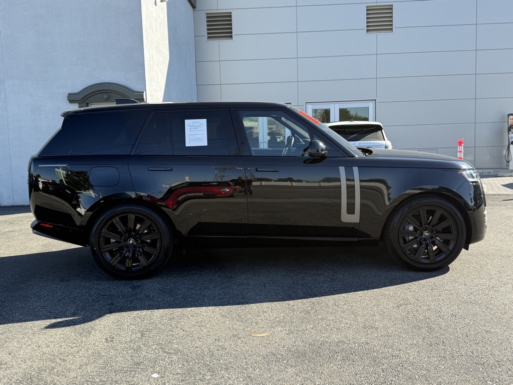 2023 Land Rover Range Rover SE photo 4