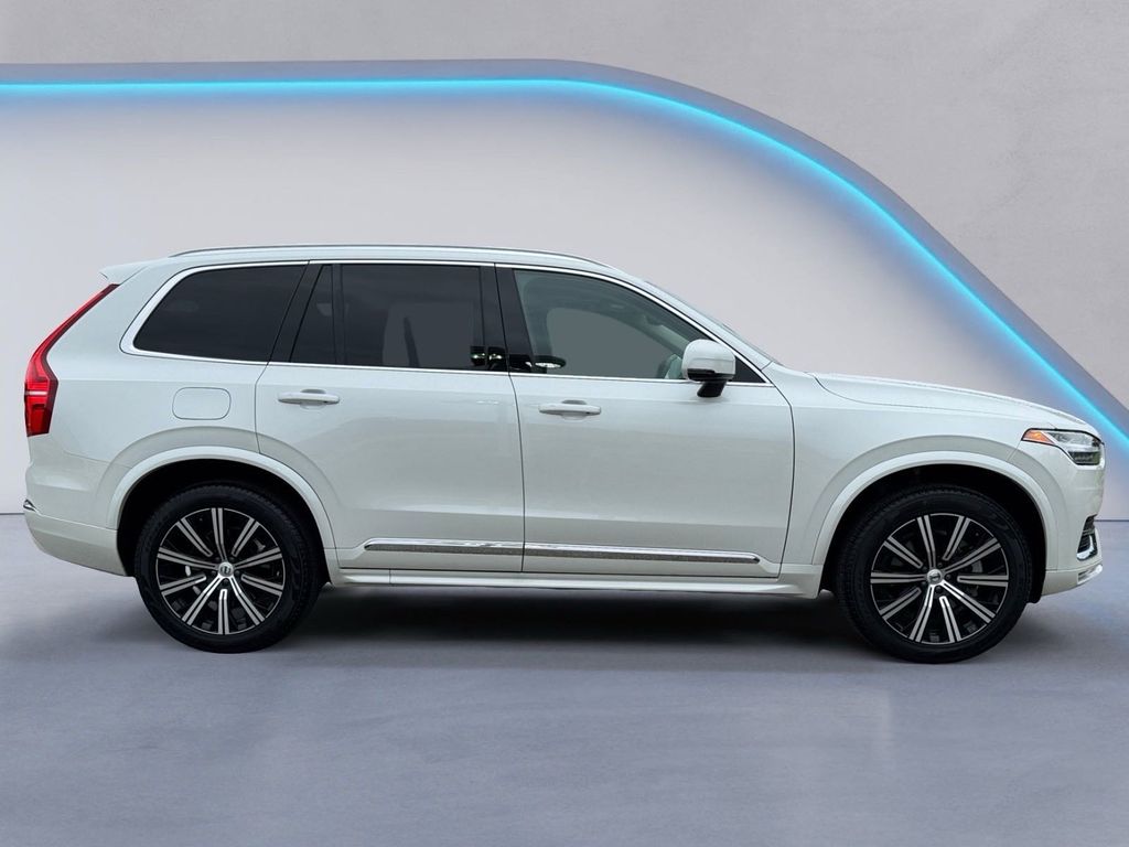 2025 Volvo XC90 Core photo 3