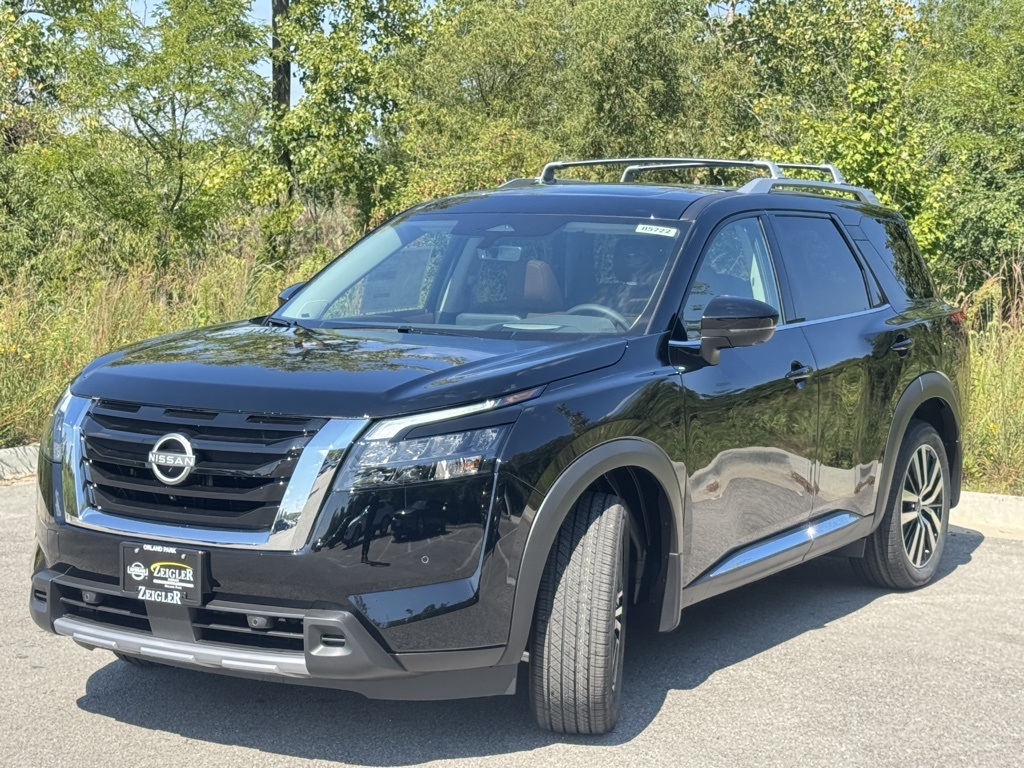 2025 Nissan Pathfinder Platinum photo 2
