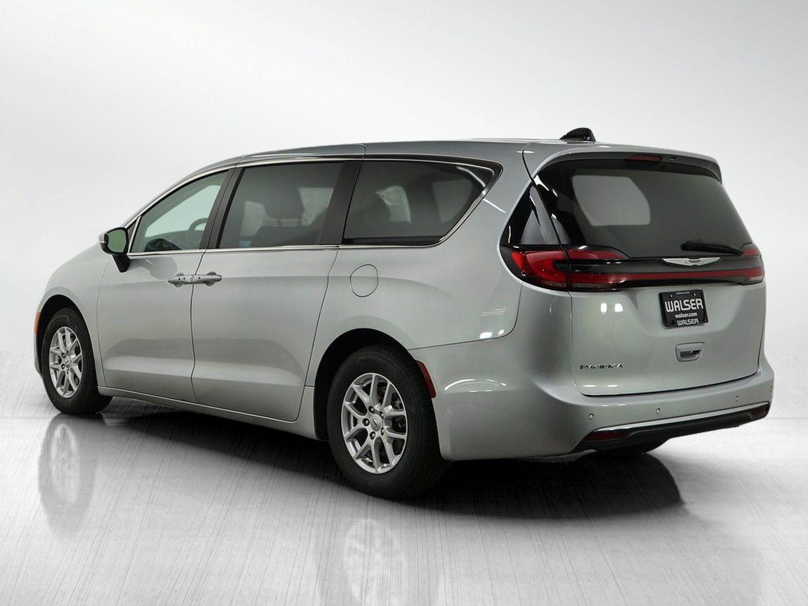 2023 Chrysler Pacifica Touring L photo 3