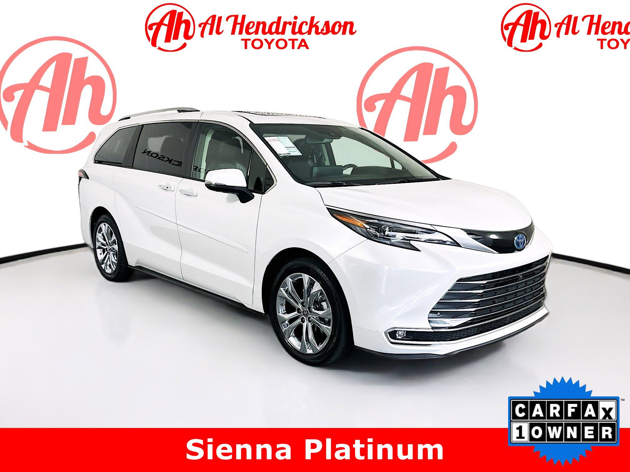 2024 Toyota Sienna Platinum's photo
