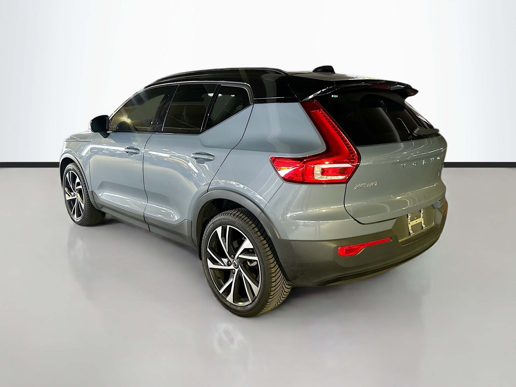 2021 Volvo XC40 R-Design AWD photo 3