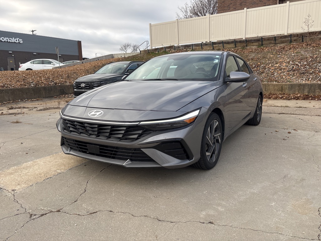 2024 Hyundai Elantra SEL's photo