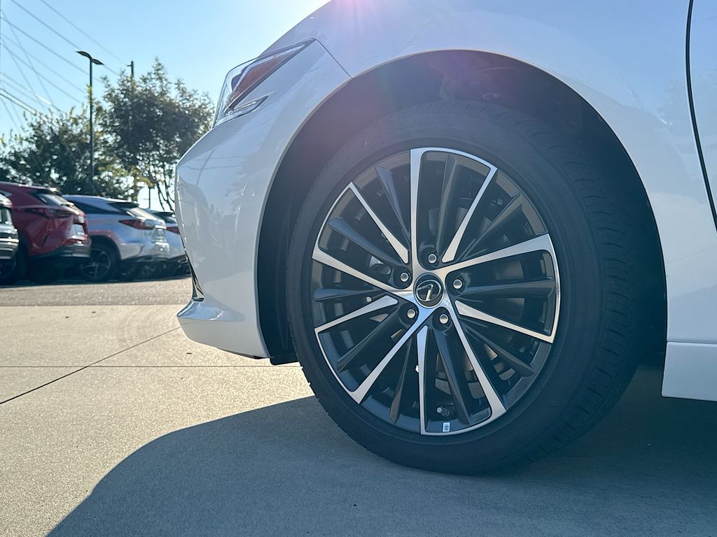 2025 Lexus ES 350 photo 8