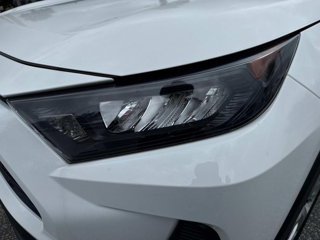 2022 Toyota RAV4 LE photo 8