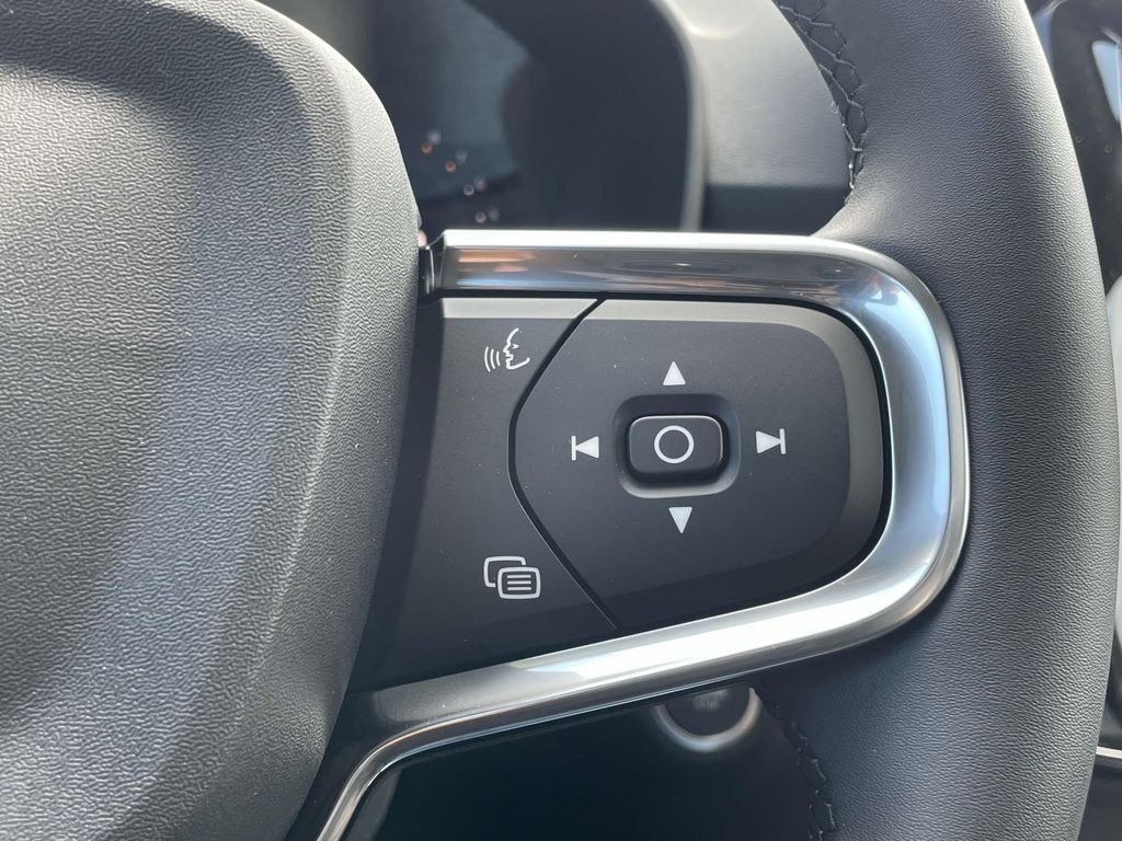 2026 Volvo XC40 AWD Plus photo 12