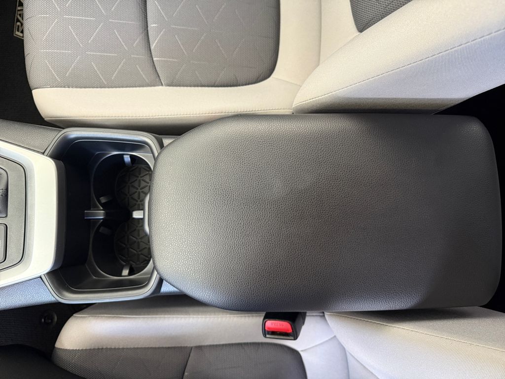 2024 Toyota RAV4 Hybrid XLE photo 20