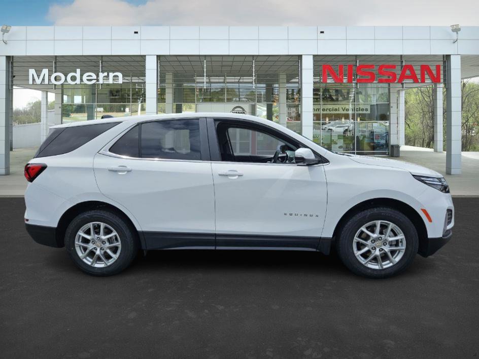 2024 Chevrolet Equinox LT photo 2