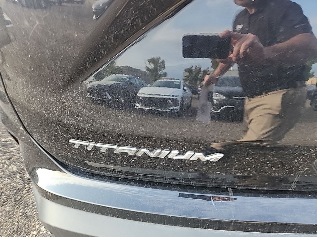 2022 Ford Edge Titanium photo 4