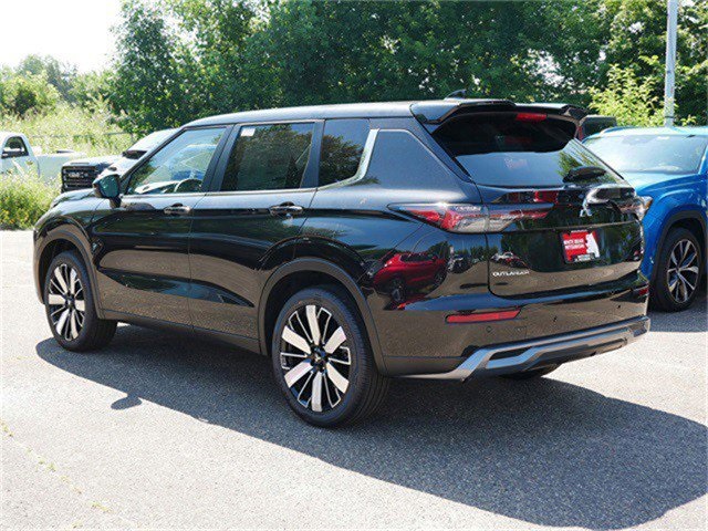 2025 Mitsubishi Outlander SE photo 2