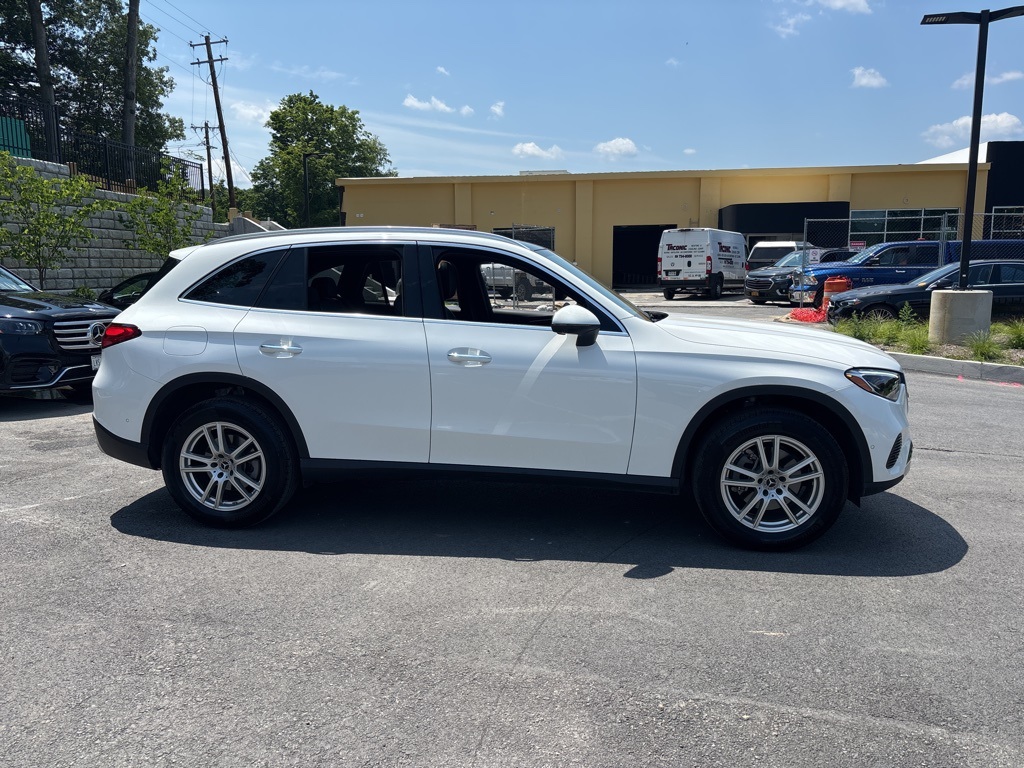 2025 Mercedes Benz GLC 300 photo 4