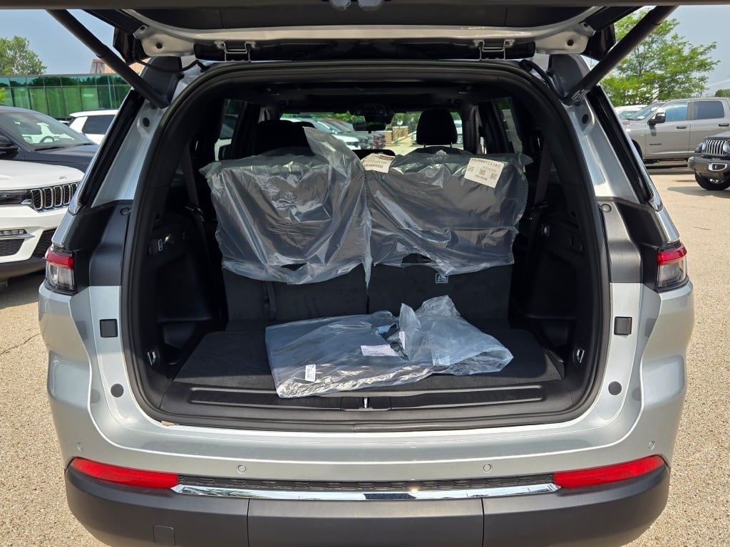 2025 Jeep Grand Cherokee Laredo photo 11