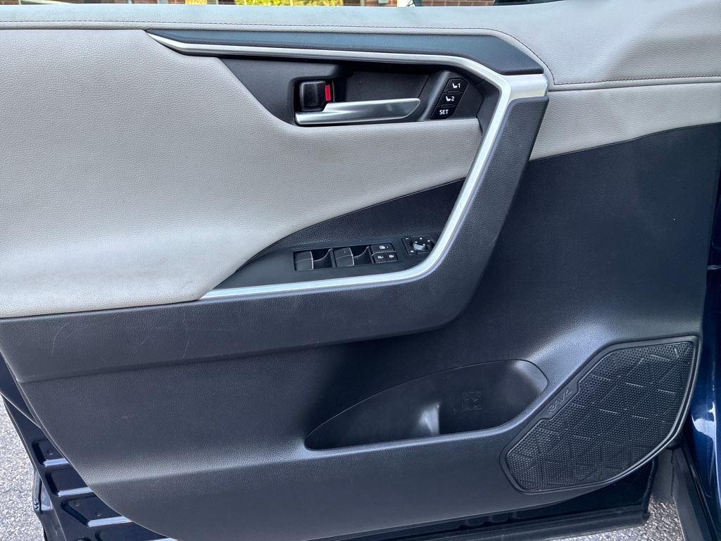 2021 Toyota RAV4 Limited photo 9
