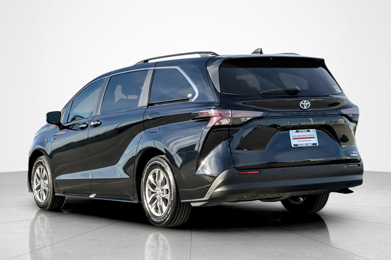 Sporty Toyota Small Minivan Pre-Owned 2024 Toyota Sienna Woodland