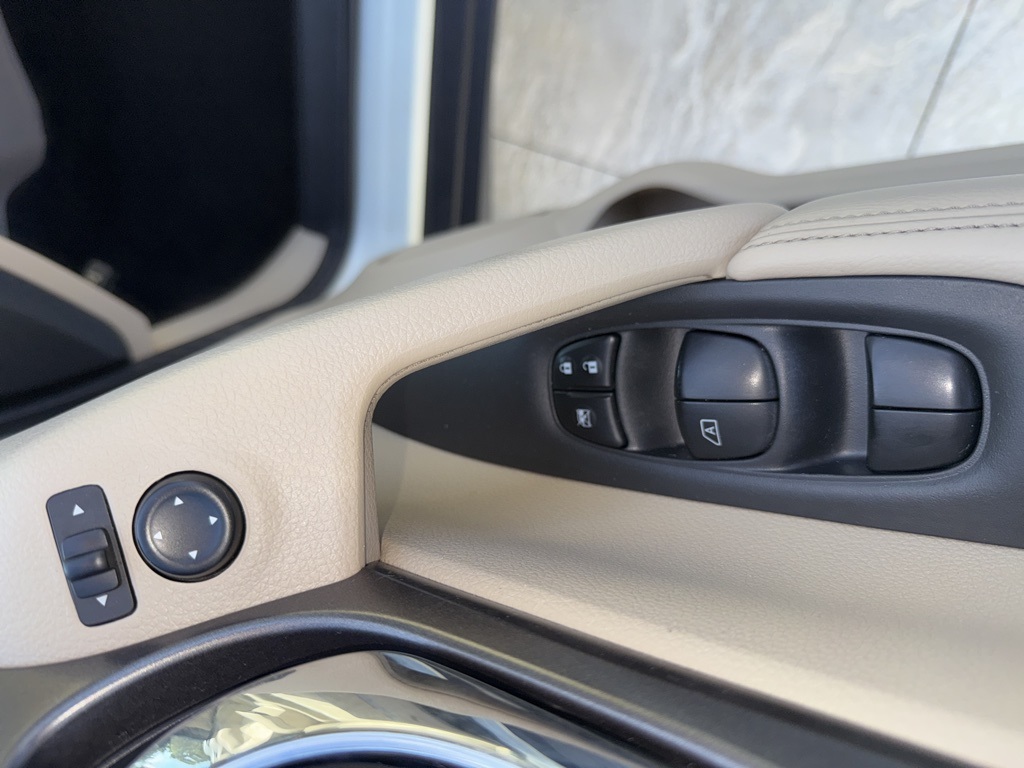 2016 Nissan Rogue SV photo 11
