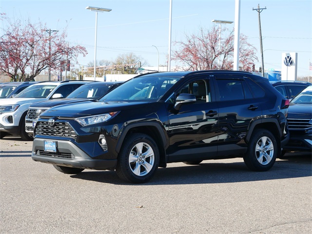 2020 Toyota RAV4 XLE photo 3